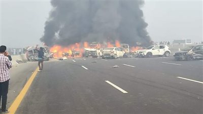 أول صور لحادث تصادم واشتعال عدد من السيارات على الطريق الصحراوي بالبحيرة 