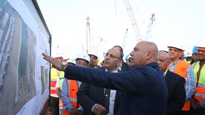 تفاصيل جولة وزير النقل في ميناء دمياط البحري