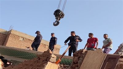 الحماية المدنية بسوهاج تقود جهودًا جبارة لاستخراج أسرة كاملة من تحت الأنقاض