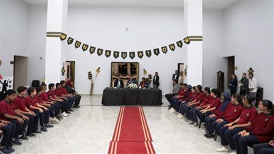 محافظ أسوان يشارك طلاب بمدارس النيل الدولية طابور الصباح