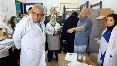 وكيل «الصحة» بالشرقية يفاجئ العاملين بمستشفى أولاد صقر ويجازي فريق الصحة المهنية