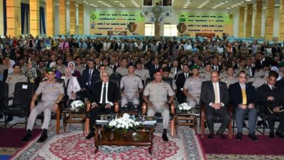 تخريج الدورة الأولى للمعلمين المرشحين لشغل وظيفة مديرى مدارس من الأكاديمية العسكرية (صور)