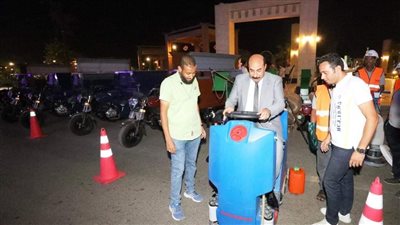 محافظ أسوان يجرى تجربة عملية لمعدات وحدة نظافة وتجميل المتنزهات السياحية