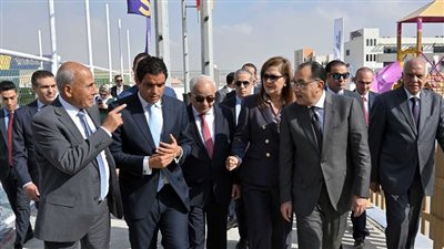 رئيس الوزراء يتفقّد بعض المدارس بالقرية الكونية.. صور