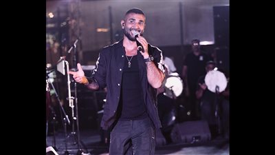 أحمد سعد يشيد بـ حضارة بلده (صورة)