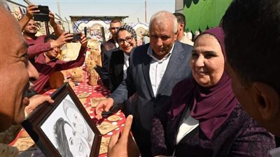 خلال تفقدها معرضًا بالفرافرة: وزيرة التضامن تسلم مشروعات التمكين الاقتصادي للأسر الأولى بالرعاية 