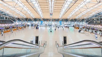 شخص مسلح يثير الذعر داخل مطار هامبورج.. وألمانيا تعلن تعليق الرحلات