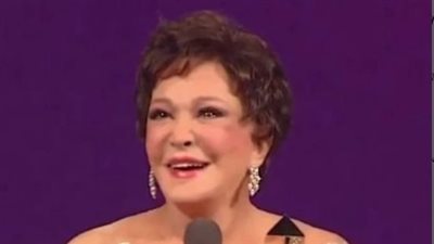 لبلبة تبكي على مسرح المهرجان المصري الأمريكي للسينما والفنون (فيديو)