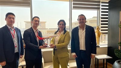 «غادة شلبي» تلتقي مع ممثلي أحد شركات الطيران الصينية