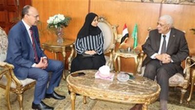 رئيس جامعة المنوفية يقدم واجب العزاء لطالبة فلسطينية فقدت عائلتها في غزة