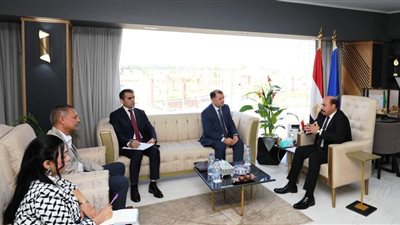 محافظ أسوان يستعرض الفرص الذهبية لعروس المشاتى