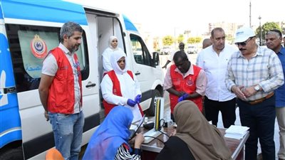 محافظ أسوان يتفقد أعمال القافلة الطبية المجانية للعاملين بالديوان العام