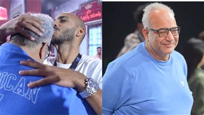 فنانون سعوديون يقبلون رأس بيومي فؤاد في الرياض (فيديو)