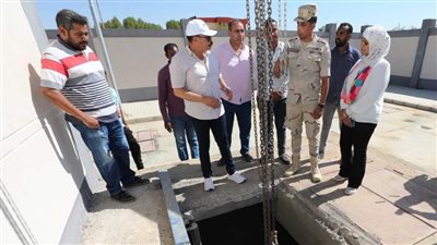 محافظ أسوان يتفقد مشروع الصرف الصحى برعاية «صندوق تحيا مصر»