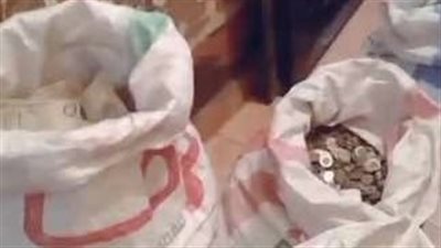 بالغرفة المغلقة بالدقهلية.. خناقة الأهل تكشف عن 7شكائر من الأموال لمتسول المنصورة