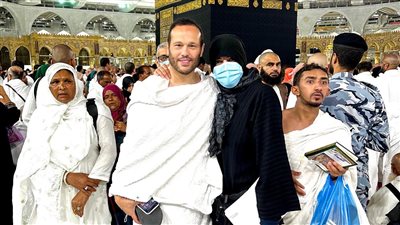 ريهام حجاج ومحمد حلاوة يؤديان مناسك العمرة (صورة)