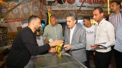 جولة ليلية مفاجئة لمحافظ الغربية بمنافذ السلع الغذائية والأسواق بكفر الزيات