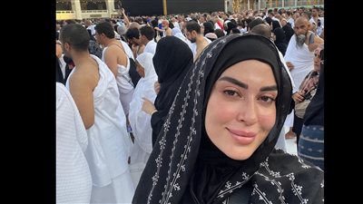 ميرنا نور الدين بالحجاب من أمام الكعبة (صور)