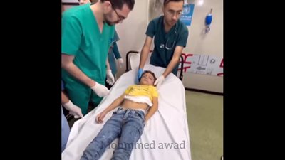 «دكتور طمنا.. استشهد!».. شاهد لقطات مؤثرة من داخل مستشفيات قطاع غزة