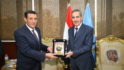 رئيس هيئة تعليم الكبار يكرم محافظة الغربية لحصولها على المركز الأول في محو الأمية 