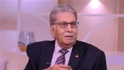 وصول جثمان الفنان عثمان محمد علي إلى مسجد الشرطة استعدادًا لصلاة الجنازة