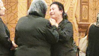 أحضان عفاف شعيب تخفي لحظة انهيار سلوى عثمان في عزاء والدها.. صور