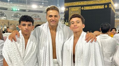 محمد نور يؤدي مناسك العمرة برفقة أولاده (صور)