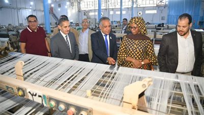 جولة محافظ الغربية ووفد جمعية رجال الأعمال الأفارقة بمصانع الغزل والنسيج في المحلة 