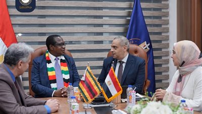 وزير مالية زيمبابوي يشيد بالمستحضرات الطبية المصرية ذات الجودة العالية