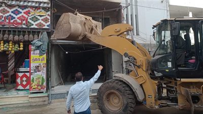 إيقاف تعديل محل تجارى دون ترخيص وإزالة بناء مخالف في مدينة ملوي بالمنيا