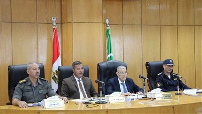 محافظ المنيا يناقش طلبات تقنين الأوضاع على أراضي الدولة بالظهير الصحراوي الغربي