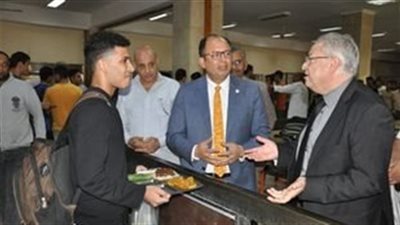 بعد شكاوى الطلاب.. رئيس جامعة حلوان: سنعمل على تحسين الخدمات بمطعم الجامعة