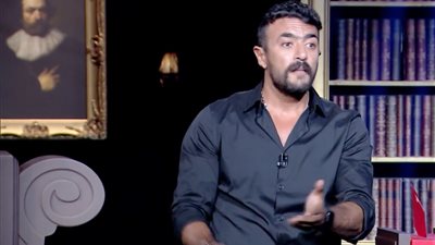 اجرت عربيتي واشتغلت في نادي فيديو.. كيف كانت حياة أحمد العوضي قبل الشهرة؟