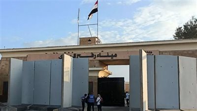 اصطفاف شاحنات تحمل منازل متنقلة عند معبر رفح المصري تمهيدا لدخول غزة