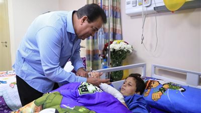 وزير الصحة يطمئن على الطفل الفلسطيني عبدالله كحيل بمعهد ناصر