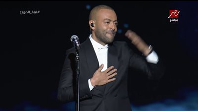 تامر عاشور لجمهور حفل 