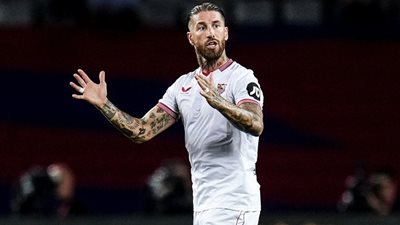 تقرير إسبانى.. راموس يتجاهل قميص ريال مدريد خلال توقيعات للجماهير