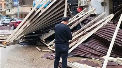 لسوء حالة الطقس.. سقوط تاندة على عدد من السيارات فى المنصورة