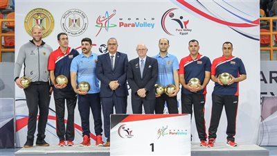 أشرف صبحى يكرم أصحاب فضية كأس العالم للكرة الطائرة البارالمبية 