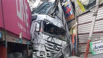 انحرفت عن الطريق.. تفاصيل اصطدام سيارة نقل ثقيل بعدد من المحلات بأجا