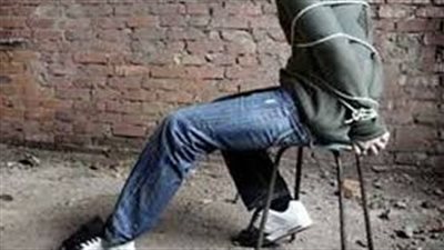 ضرب بالكرابيج.. تفاصيل احتجاز شابين وتعذيبهما لإجبارهما على تقبيل قدم سيدة بالجيزة