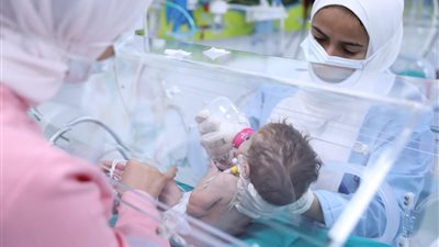 الإسعاف الطائر المصري ينقل 12 طفلا من الفلسطينيين المبتسرين إلى العاصمة الإدارية