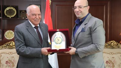 محافظ بنى سويف يلتقى نقيب المعلمين لتعزيز الخدمات المقدمة للمعلمين
