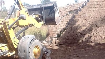 جهود الوحدات المحلية لإزالة التعديات على الأراضى أملاك الدولة والأراضى الزراعية بإدفو وكوم أمبو