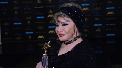 تتويج صفية العمري أيقونة للأناقة ضمن فعاليات منتدى سيدات الأناقة (صور)