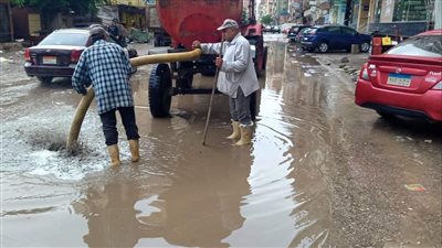جهود مكثفة لرفع تجمعات مياه الأمطار بشوارع الدقهلية