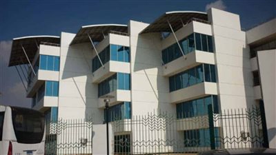 بعد انتشار رائحة غريبة.. إخلاء مدارس القرية الذكية من الطلاب