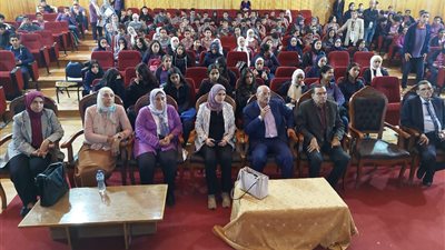 مدير عام التعليم العام والتجريبيات بالقاهرة يقيم تجربة الاختبار الإلكترونى