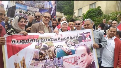 مديرة تعليم القليوبية تقود مسيرة لدعم الرئيس السيسى