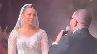 بكاء لمى الشواربي بعد غناء عريسها أحمد ثروت في عقد قرانهما (صور)